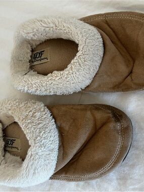Well Worn Dearfoam Women’s Tan Suede Cozy Slippers with Cream Sherpa Collar